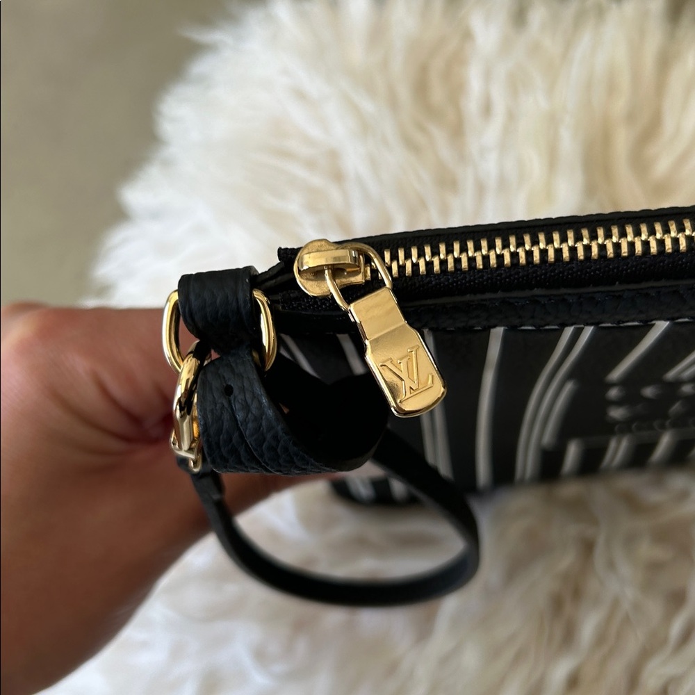 🖤 NEW!  Louis Vuitton Inside Out Pouch/Wristlet - Picture 4 of 8